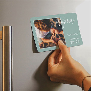 Faire-part de baptême jeu de mots magnet - Mise en situation