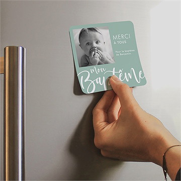 Remerciement baptême jeu de mots magnet - Mise en situation