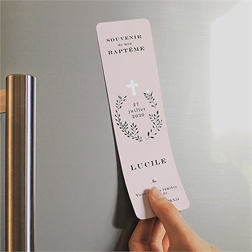 Signet baptême croix couronnée magnet - Mise en situation
