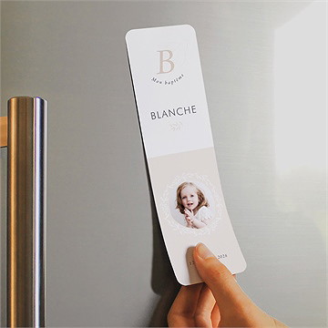 Signet baptême initiales d'or magnet - Mise en situation