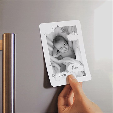 Faire-part naissance dans la lune magnet - Mise en situation