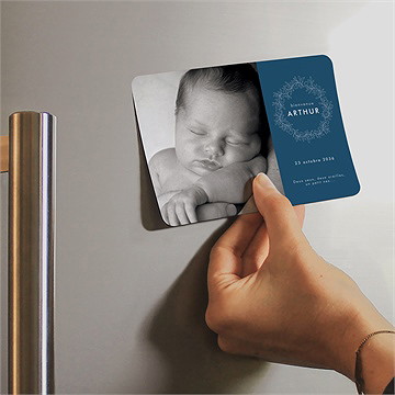 Faire-part naissance couronne en relief magnet - Mise en situation