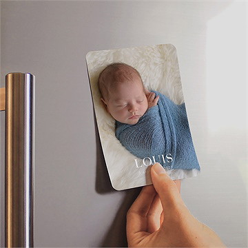 Faire-part naissance moderne et tendance magnet - Mise en situation