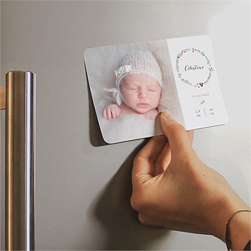 Faire-part naissance en rouge et noir magnet - Mise en situation
