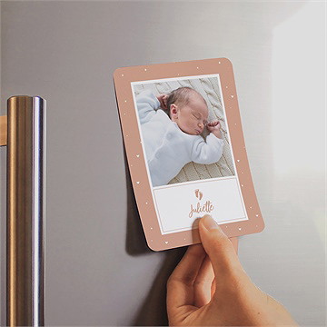 Faire-part naissance ses petits petons magnet - Mise en situation
