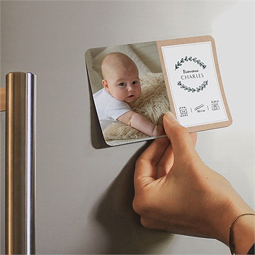 Faire-part naissance notre petite merveille magnet - Mise en situation