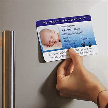 Faire-part naissance carte d'identité magnet - Mise en situation