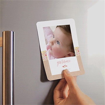 Faire-part naissance kraft et liberty magnet - Mise en situation