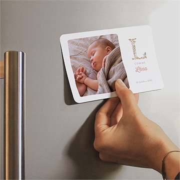 Faire-part naissance alphabet en fantaisie magnet - Mise en situation