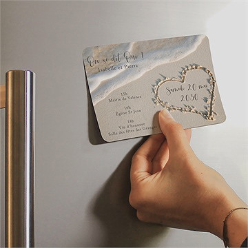Faire-part mariage dans le sable magnet - Mise en situation