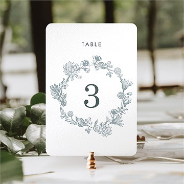 Numéro de table mariage guirlande de fleurs - Mise en situation