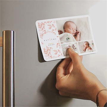 Faire-part de baptême gravure rosée magnet - Mise en situation