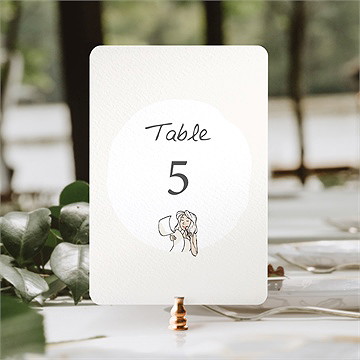 Numéro de table mariage mariés illustrés - Mise en situation
