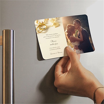 Remerciement mariage alliances fond crème magnet - Mise en situation