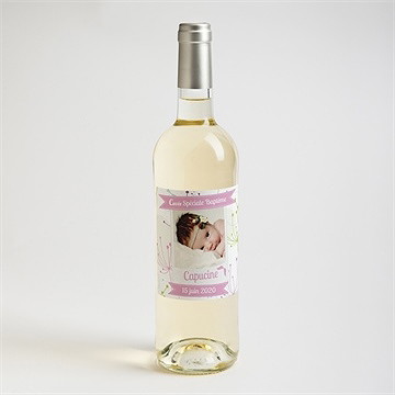 Etiquette de bouteille baptême fanions roses en fête - Mise en situation