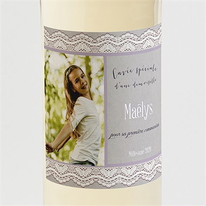 Etiquette de bouteille communion tenue de dentelle