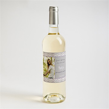 Etiquette de bouteille communion tenue de dentelle - Mise en situation