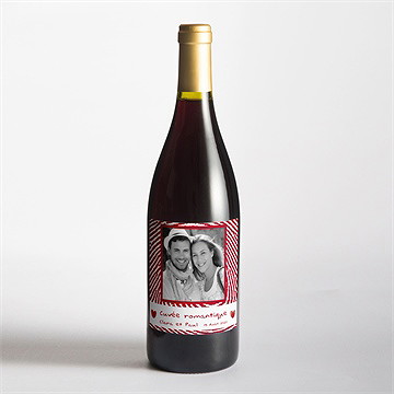 Etiquette de bouteille mariage empreintes rouges - Mise en situation