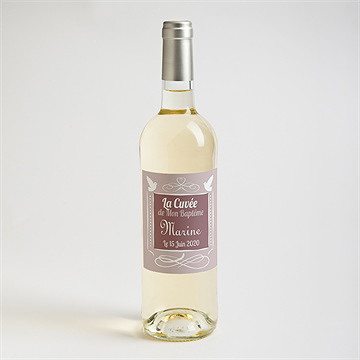 Etiquette de bouteille baptême petit damier violet - Mise en situation