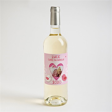 Etiquette de bouteille naissance annonce avec un gros coeur ! - Mise en situation