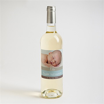 Etiquette de bouteille naissance beige et vert - Mise en situation