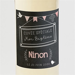 Etiquette de bouteille baptême fanions roses sur ardoise