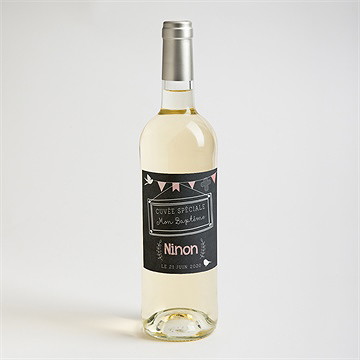 Etiquette de bouteille baptême fanions roses sur ardoise - Mise en situation