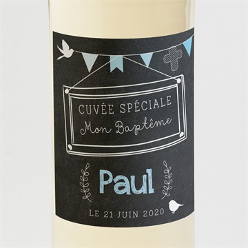 Etiquette de bouteille baptême fanions bleus sur ardoise