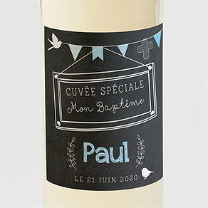 Etiquette de bouteille baptême fanions bleus sur ardoise