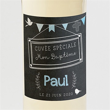 Etiquette de bouteille baptême fanions bleus sur ardoise