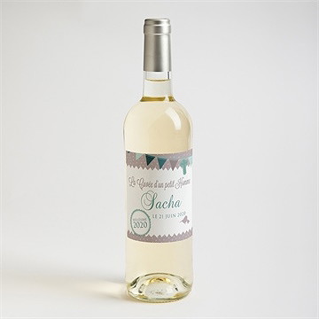 Etiquette de bouteille baptême colombe et banderoles - Mise en situation