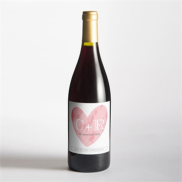 Etiquette de bouteille mariage coeur et initiales - Mise en situation