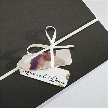 Faire-part mariage pluie de confettis dorés - Détail de la pochette