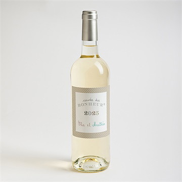 Etiquette de bouteille naissance petits pieds et petites mains - Mise en situation