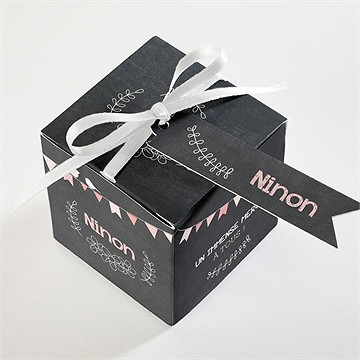 Boîte de dragées baptême fanions roses sur ardoise - Dessus de la boîte