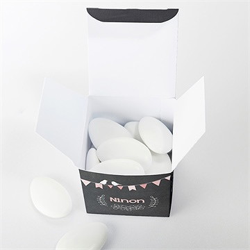 Boîte de dragées baptême fanions roses sur ardoise - Intérieur de la boîte