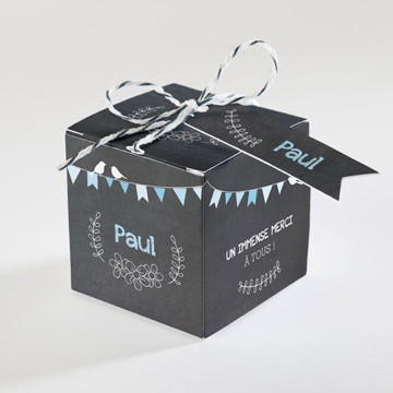 Boîte de dragées baptême fanions bleus sur ardoise