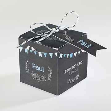 Boîte de dragées baptême fanions bleus sur ardoise