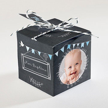 Boîte de dragées baptême fanions bleus sur ardoise - Dos de la boîte