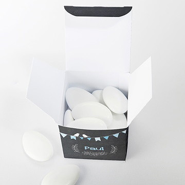 Boîte de dragées baptême fanions bleus sur ardoise - Intérieur de la boîte