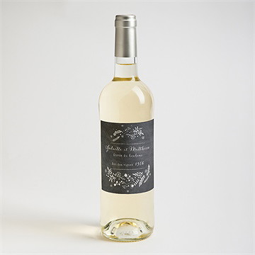 Etiquette de bouteille mariage champêtre sur ardoise - Mise en situation