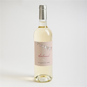 Etiquette de bouteille naissance sur un fil - Mise en situation