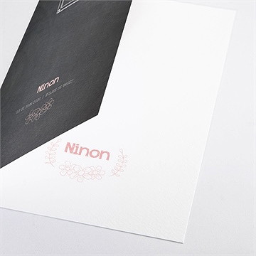 Livret de messe baptême fanions roses sur ardoise - Détail du livret