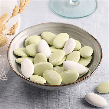 Dragées vert céladon pour communion - chocolat - Mise en situation