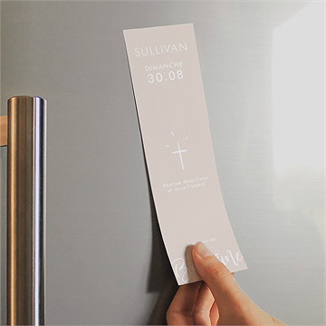 Signet baptême lettre de cuivre magnet - Mise en situation