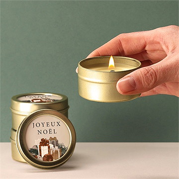 Bougie noël pile de cadeaux - Bougie allumée