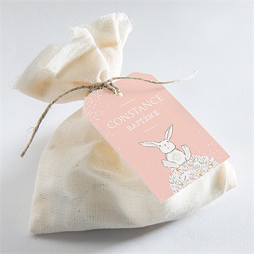 Etiquette baptême petit lapin baptême - Mise en situation