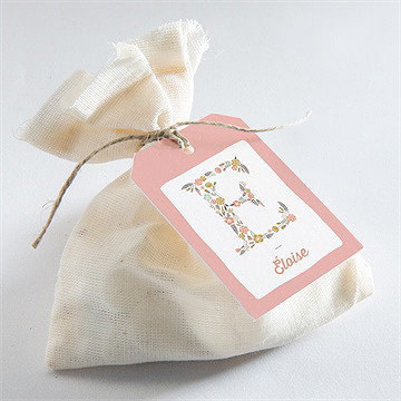 Etiquette baptême initiales à motifs - Mise en situation