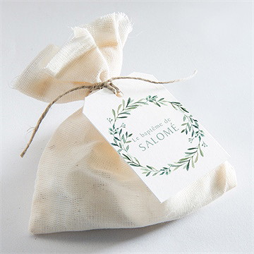 Etiquette baptême feuilles et or - Mise en situation