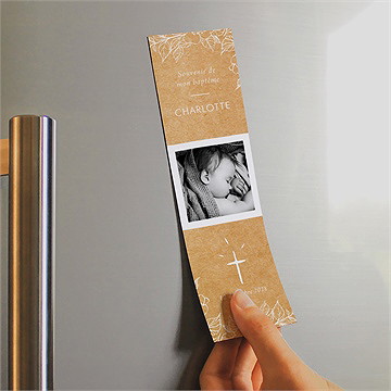 Signet baptême gravure sur kraft magnet - Mise en situation